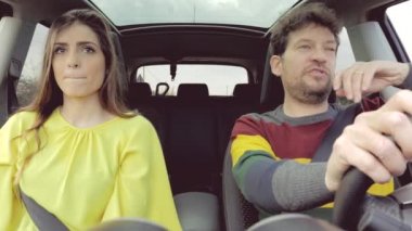 Adam ve kadın mücadele araba ağır çekimde sonra söz değil