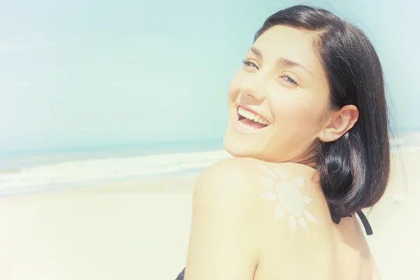 Schattige jonge vrouwelijke model in bikini glimlachend gelukkig voor de oceaan retro stijl — Stockfoto