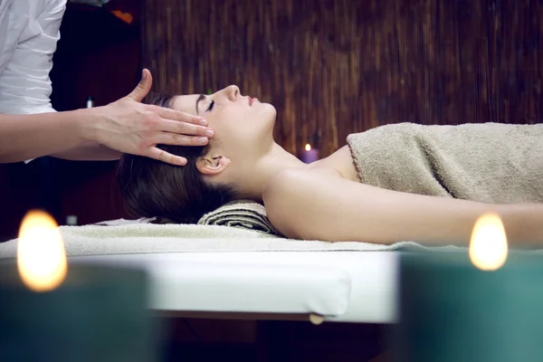 Mujer recibiendo masaje en la cabeza en relajante spa durmiendo —  Fotos de Stock