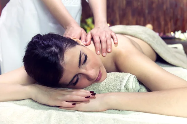 Mujer recibiendo masaje en relajante spa soñando —  Fotos de Stock