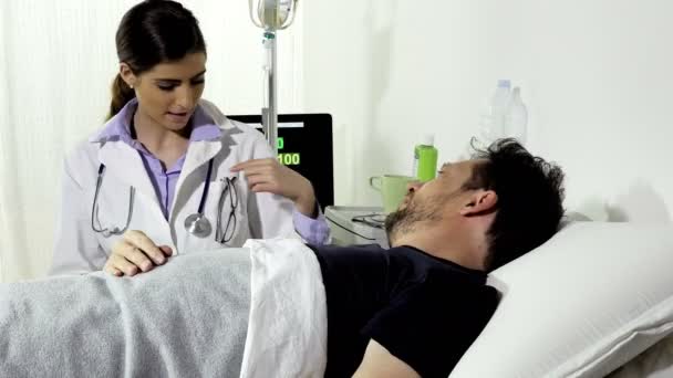 Dokter aankomen aan de resultaten van de tests van de patiënt weergegeven: — Stockvideo