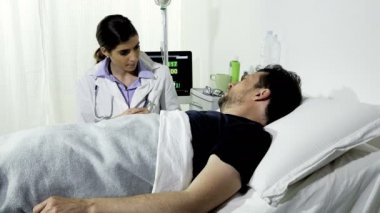 Üzgün adam kötü haber sağlık hakkında hastanede doktor alma