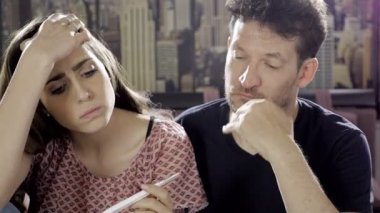 Çift üzgün ve korkmuş gebelik hakkında