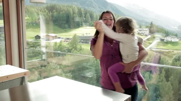 Mère heureuse avec fille et petit garçon dansant en vacances — Video