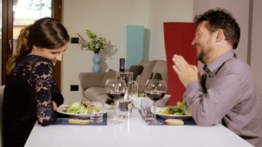 Güzel çift 4 k kırmızı winde ile evde kızartma