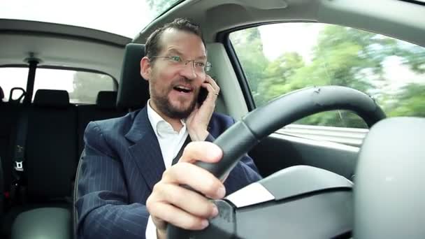 Happy man with suit talking on the phone while driving smiling — Stock Video