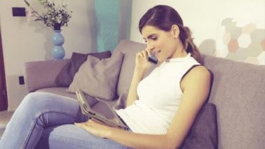 Kadın iş dolly shot retro tarzı için telefon görüşmenizle ilgili hayal kırıklığına