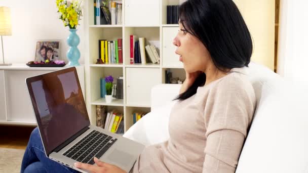 Giovane donna divertendosi a chattare con il fidanzato su skype a casa — Video Stock