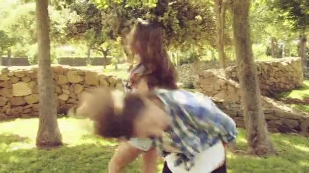 Gelukkig tieners spelen met lange haren voor camera in park — Stockvideo