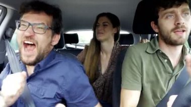 Üç mutlu tatil 4 k gidiş dans araba insanlarda serin