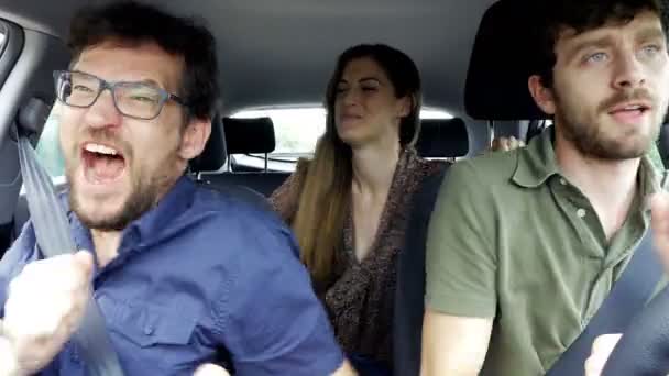 Trois personnes cool heureux en voiture dansant aller en vacances 4K — Video