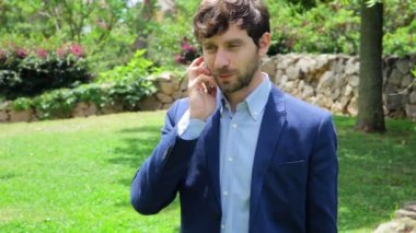 Bahar mutlu gülümseyen içinde park yılında telefon yakışıklı adam