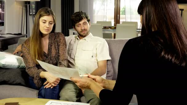 建築家の新しい家のミディアム ショットの話と家庭で幸せなカップル — ストック動画