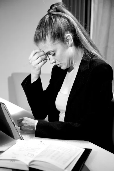 Mulher de negócios com forte dor de cabeça no trabalho no escritório trabalhando até tarde — Fotografia de Stock