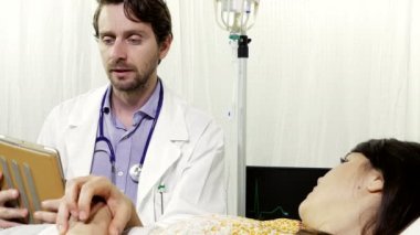 Doktor hastane 4 k closeup yatakta kadın hastaya veren kötü haber