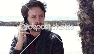 Okyanus dolly önünde telefonda konuşan yakışıklı adam vurdu