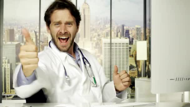 Gülüyor ve kamera 4 k arıyorum Evet diyerek yukarı başparmak gülümseyen güzel doktor — Stok video