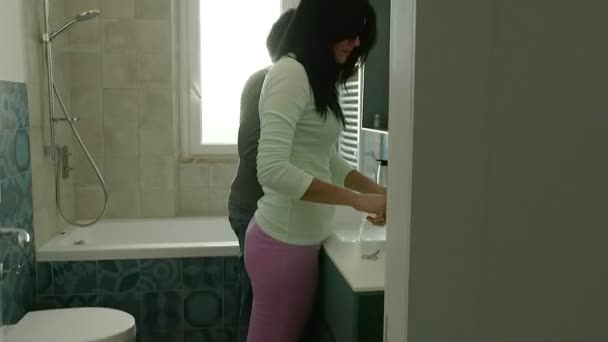 Pareja en el baño por la mañana preparándose para el trabajo — Vídeos de Stock