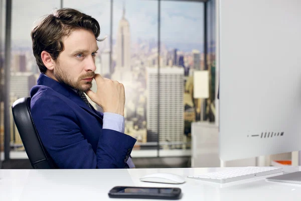 Cool business man in office in New York looking pc — Stock Photo, Image