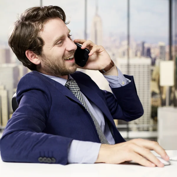 Happy business man on the phone in office in city — Stock Photo, Image