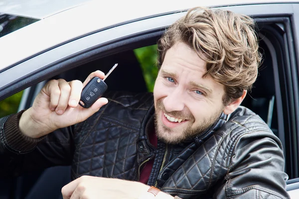 Šťastný muž zobrazeno klíče nové auto koupil — Stock fotografie