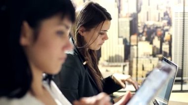 Pc ve tablet Office ile iş yerinde iş kadınları