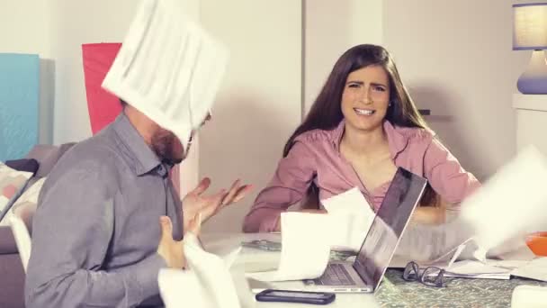 Mężczyzna i kobieta w domu krzycząc o rachunki i podatki 4k — Wideo stockowe