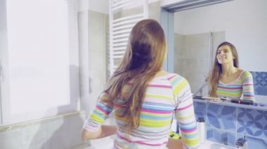 Uzun saç ağır çekim dolly retro tarzı dans hareketli güzel kadın modeli