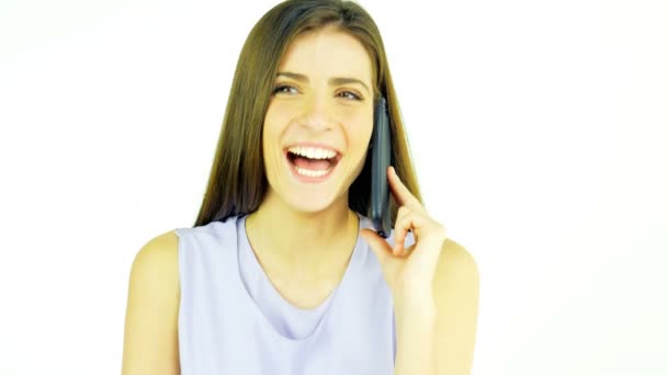 Piękna młoda kobieta uśmiecha się i śmieje się, rozmowy na telefon lalka na białym tle — Wideo stockowe