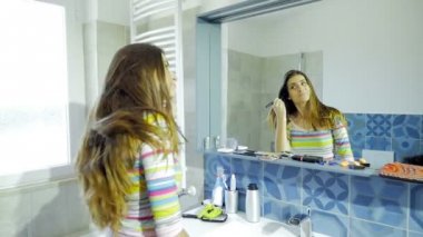 Makyaj aynası önünde giyerken dans mutlu güzel kadın