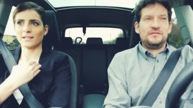 İyi görünümlü çift konuşmak ve mutlu sürüş araba 4 k gülümseyen