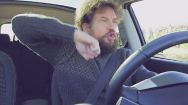 Hipster adam uzun sakal ve saç araba ağır çekimde rock müzik dans