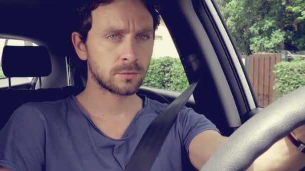 Hombre conduciendo coche serio primer plano 4K — Vídeos de Stock