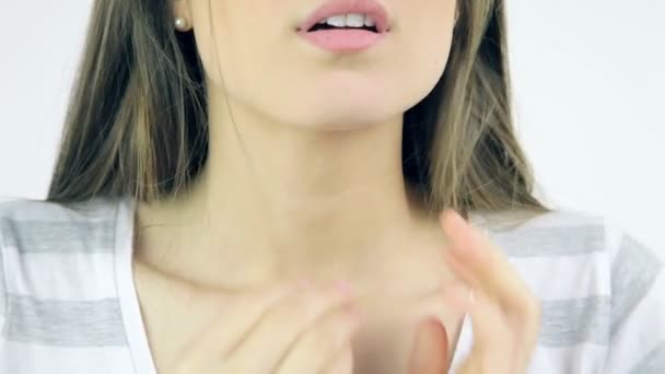 Žena pocit nemocného v krku a horečka extrémní closeup — Stock video