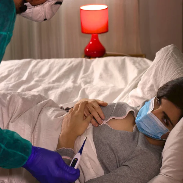Woman Sick Coronavirus Safety Mask Night Hospital Bed Doctor Measuring — Stock Photo, Image