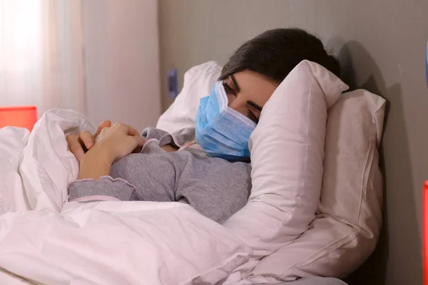 Γυναίκα Κορωνοϊό Άρρωστη Ξαπλωμένη Στο Κρεβάτι Του Νοσοκομείου Μάσκα Προστασίας — Φωτογραφία Αρχείου
