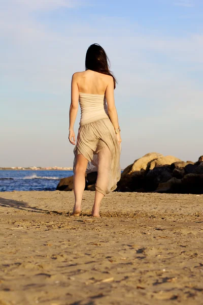 Mujer joven está preocupada — Foto de Stock