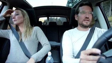 Çok kızgın kadın erkek bağırıyor