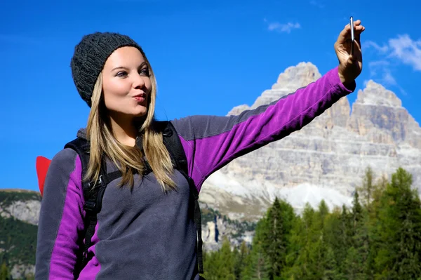 Blonde jonge vrouw overstag gaan selfie foto — Stockfoto