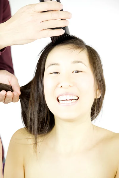 Asiatico donna pronto a radersi i capelli sorridente — Foto Stock