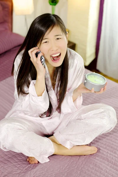 Chinese woman angry on the phone being late for work — Stock Photo, Image