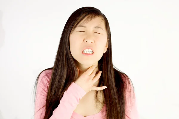 Сильная проблема с горлом для азиатской женщины — стоковое фото