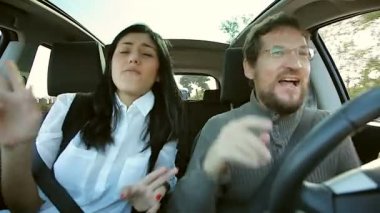 İki arabaya dans aşk içinde