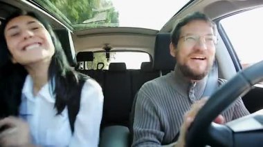 İki arabaya dans aşk içinde