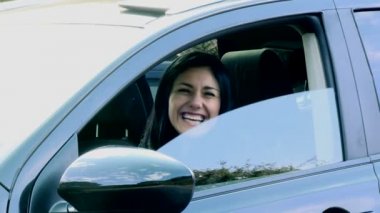 Genç güzel genç kadın sallayarak