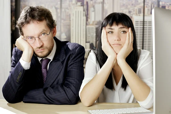 Gente de negocios infeliz sentada en el escritorio deprimida — Foto de Stock