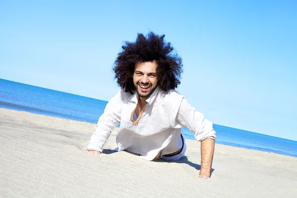 Sorrindo homem bonito feliz na praia tropical — Fotografia de Stock