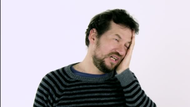 Muž trpící bolestí hlavy — Stock video