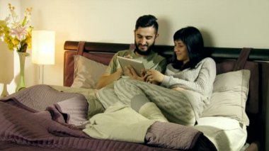 Genç çift yatakta.