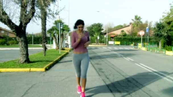 Vidéo moyenne de belle femme courant 